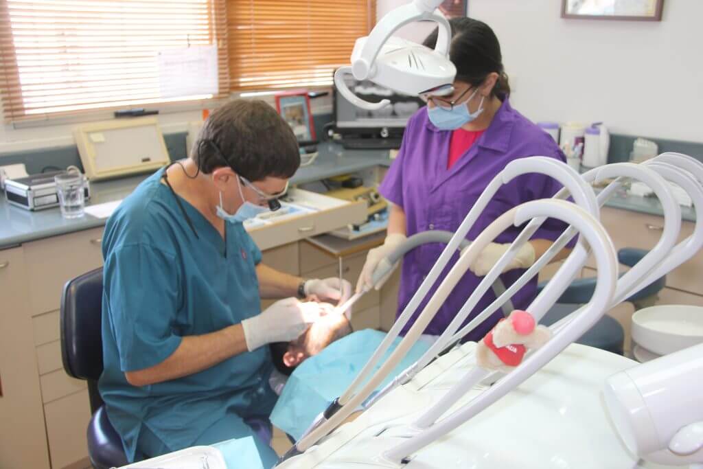 מרכז מומחים לשיקום פה ברעננה: הלבנת שיניים, השתלות שיניים