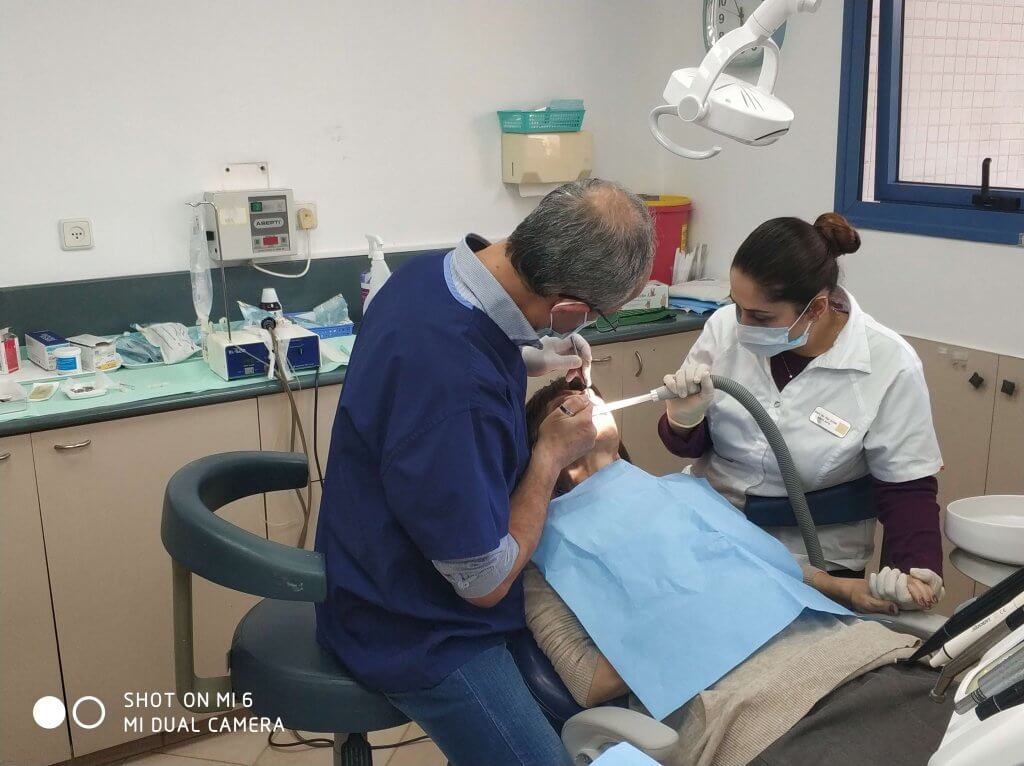 מומחה להשתלות שיניים בעבודה