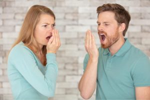 ריח רע מהפה | זוג שסובל מהבעיה