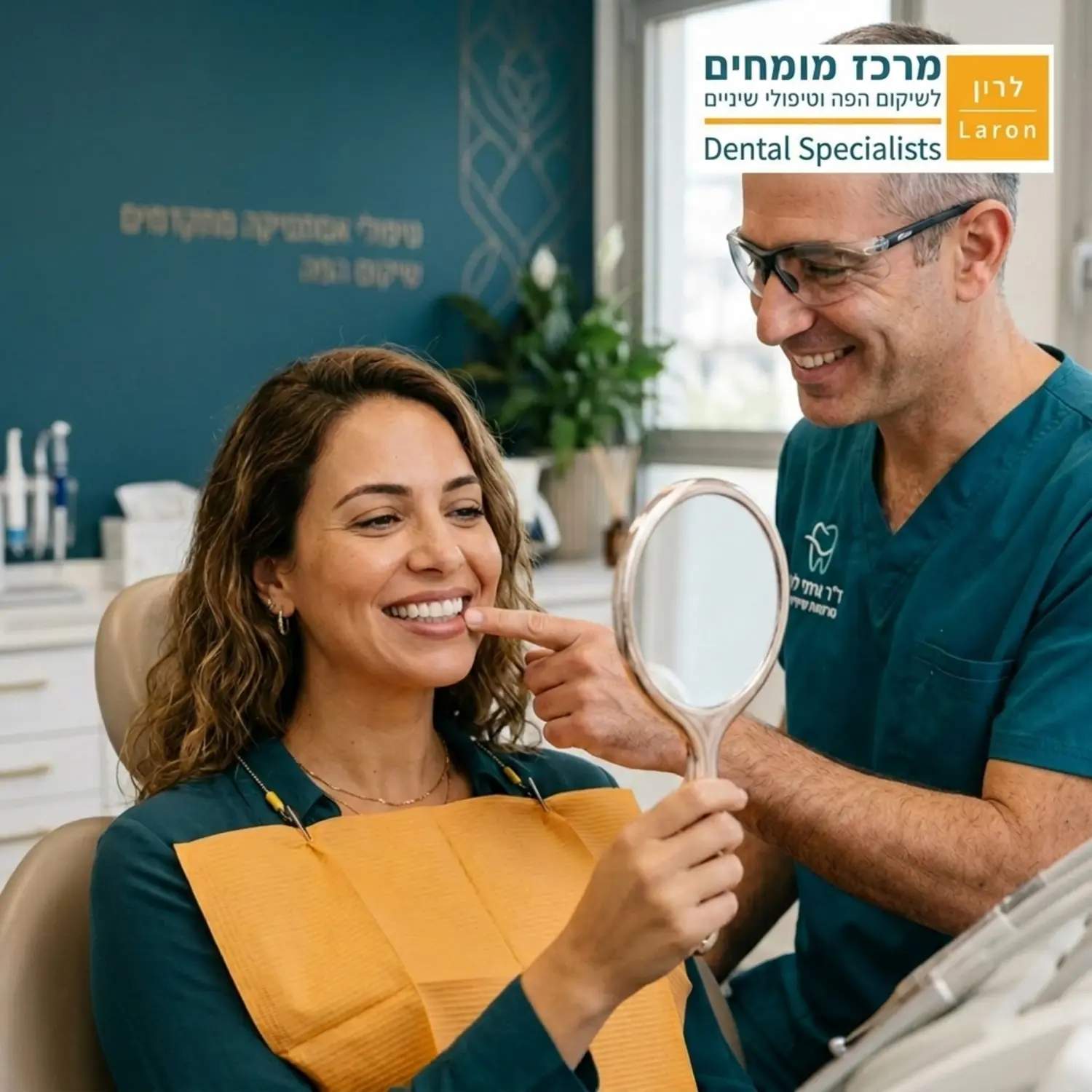 צילום תקריב איכותי של פציינטית מביטה במראה כשהיא מודדת את המוקאפ הזמני על השיניים שלה. היא מחייכת חיוך רחב ורופא השיניים עומד לצידה ומצביע על ההתאמה המושלמת של צורת השיניים למבנה השפתיים והפנים שלה, האווירה רגועה ומקצועית