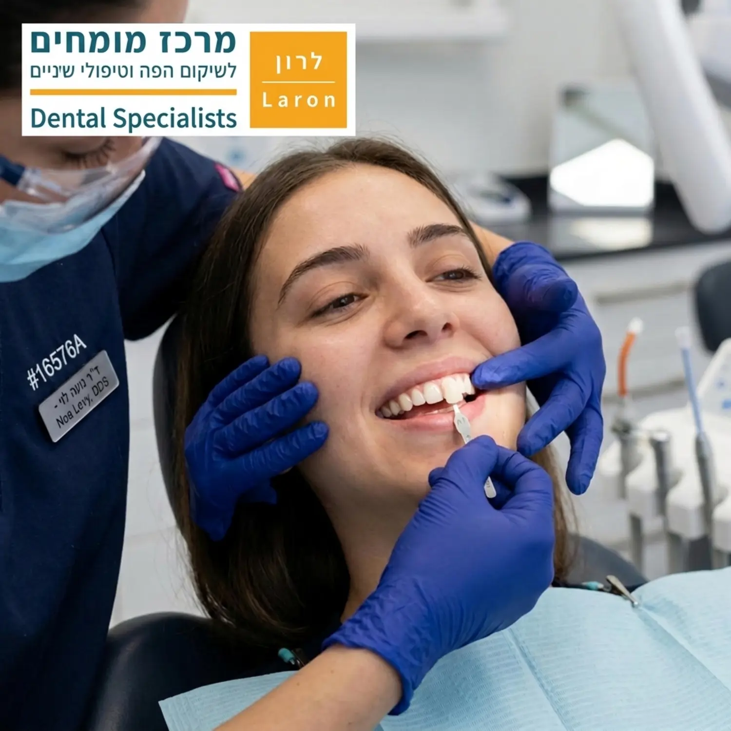 תמונת תקריב אסתטית וברורה של רופא שיניים במרפאה המצמיד מניפת גוונים לבנה ומבריקה לשן הקדמית של המטופל. התאורה מדגישה את השקיפות בקצה השן ואת הברק הטבעי של החרסינה. הרופא לובש כפפות כחולות ובוחן במדויק את הצבע